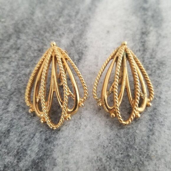 Vintage Retro Gold Tone Clip On Earrings, Butterfly Wing Shape, Filigree, Estate - Picture 1 of 5